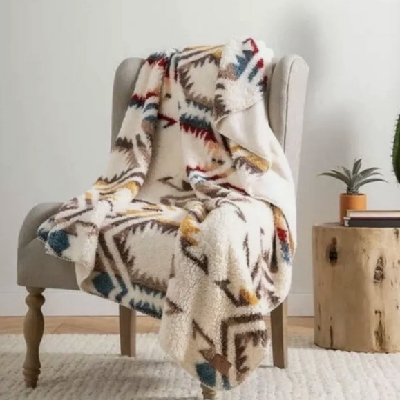 Pendleton Sherpa Fleece Reversible Blanket Throw Aztec QUEEN- BRAND NEW - Picture 2 of 7